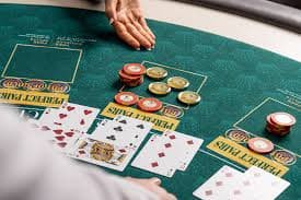 Pemain casino virtual menarik kartu dalam permainan blackjack digital